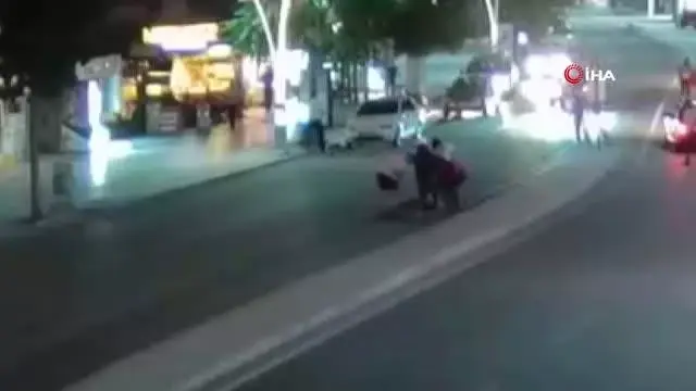 Son dakika haberleri | Bir garip kaza...Otomobilin çarptığı yaya metrelerce böyle fırladı