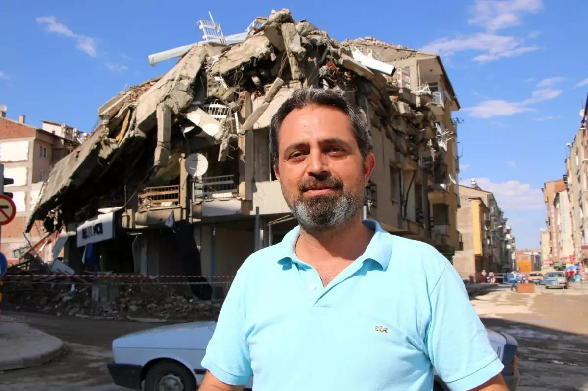 Elazığ'da kontrollü yıkımda hasarlı bina böyle çöktü