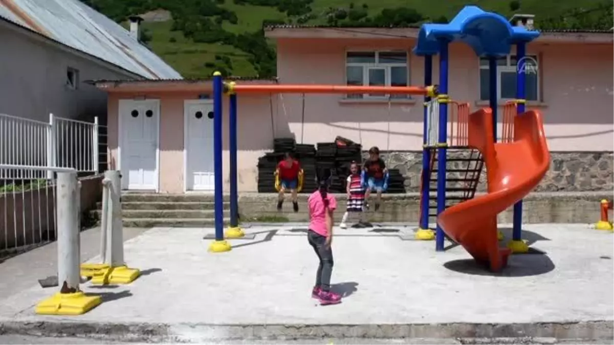 Son dakika haberi | GÜMÜŞHANE - Polisler köy okulunun tadilatını yaptı