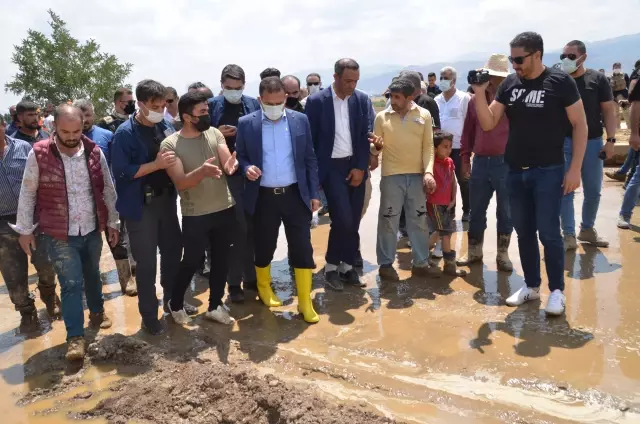 Son dakika: Vali Akbıyık, selin zarara neden olduğu bölgelerde incelemelerde bulundu