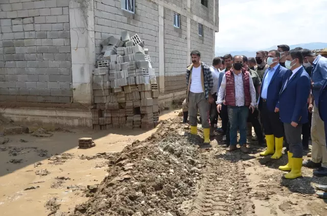 Son dakika: Vali Akbıyık, selin zarara neden olduğu bölgelerde incelemelerde bulundu