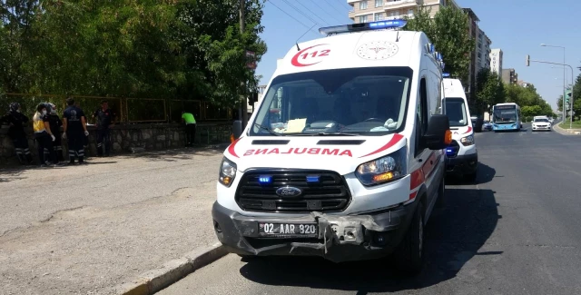 Son dakika haberi... Hasta taşıyan ambulans ile minibüs çarpıştı