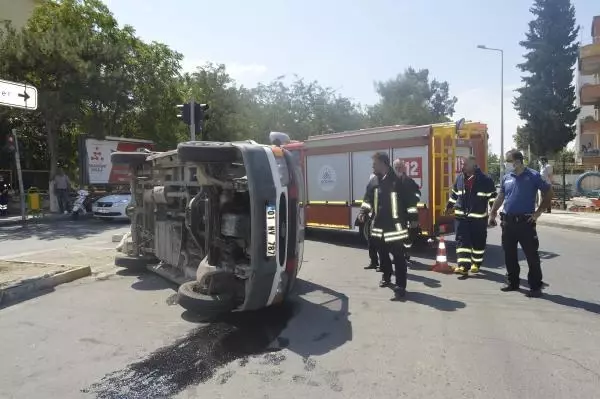 HASTA TAŞIYAN AMBULASLA MİNİBÜS ÇARPIŞTI 2 YARALI