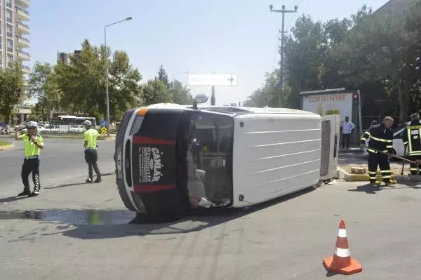 HASTA TAŞIYAN AMBULASLA MİNİBÜS ÇARPIŞTI 2 YARALI