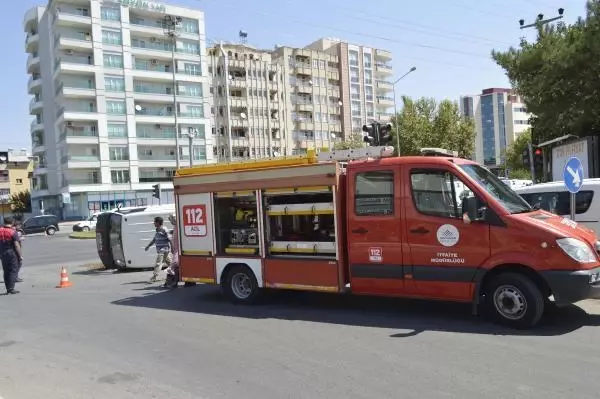 HASTA TAŞIYAN AMBULASLA MİNİBÜS ÇARPIŞTI 2 YARALI