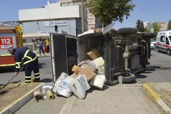 HASTA TAŞIYAN AMBULASLA MİNİBÜS ÇARPIŞTI 2 YARALI