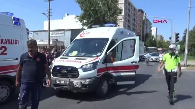 HASTA TAŞIYAN AMBULASLA MİNİBÜS ÇARPIŞTI 2 YARALI