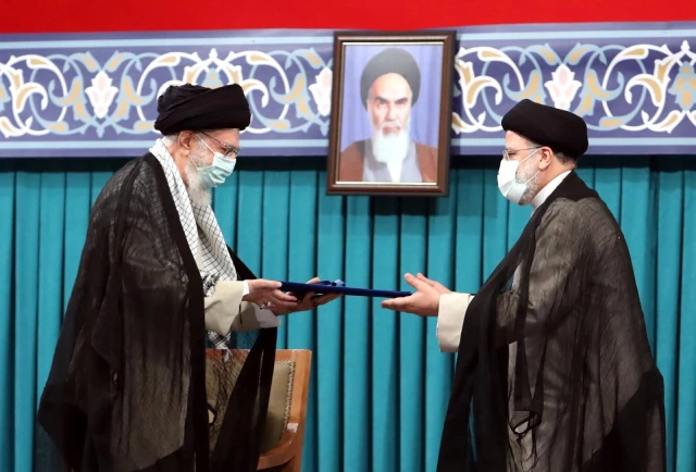İran'ın yeni Cumhurbaşkanı Reisi mazbatasını aldı