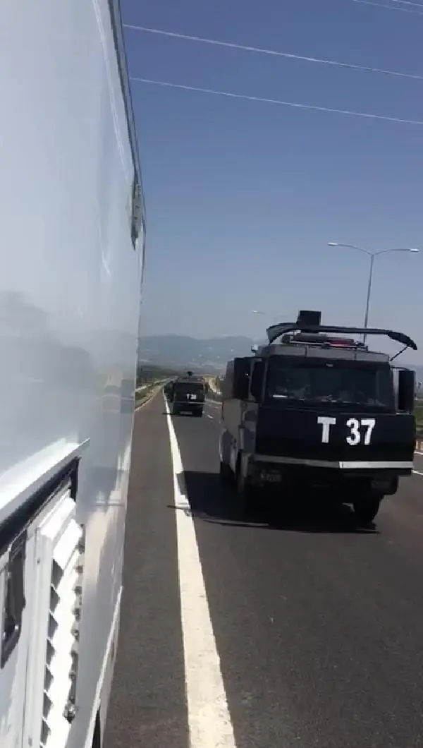 Son dakika haberleri! İSTANBUL EMNİYETİ YANGIN BÖLGELERİNE 21 TOMA GÖNDERDİ