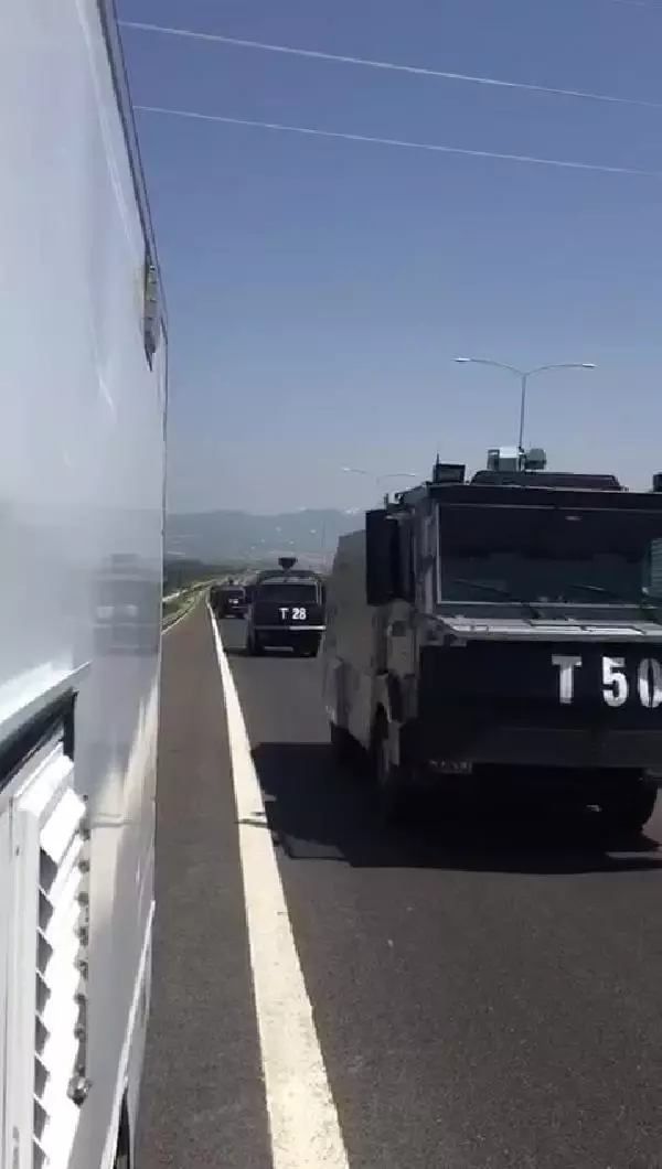 Son dakika haberleri! İSTANBUL EMNİYETİ YANGIN BÖLGELERİNE 21 TOMA GÖNDERDİ