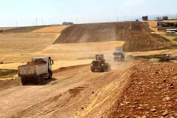 Kahta'da yol üretim çalışmaları devam ediyor