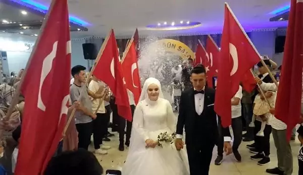 Kırgız çiftin düğününde aşıya dikkat çekmek için pos cihazıyla takı takıldı