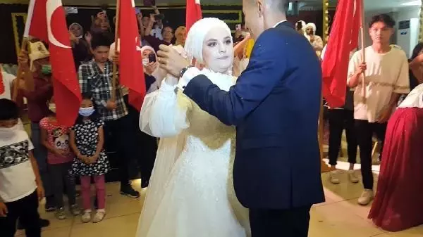Kırgız çiftin düğününde aşıya dikkat çekmek için pos cihazıyla takı takıldı