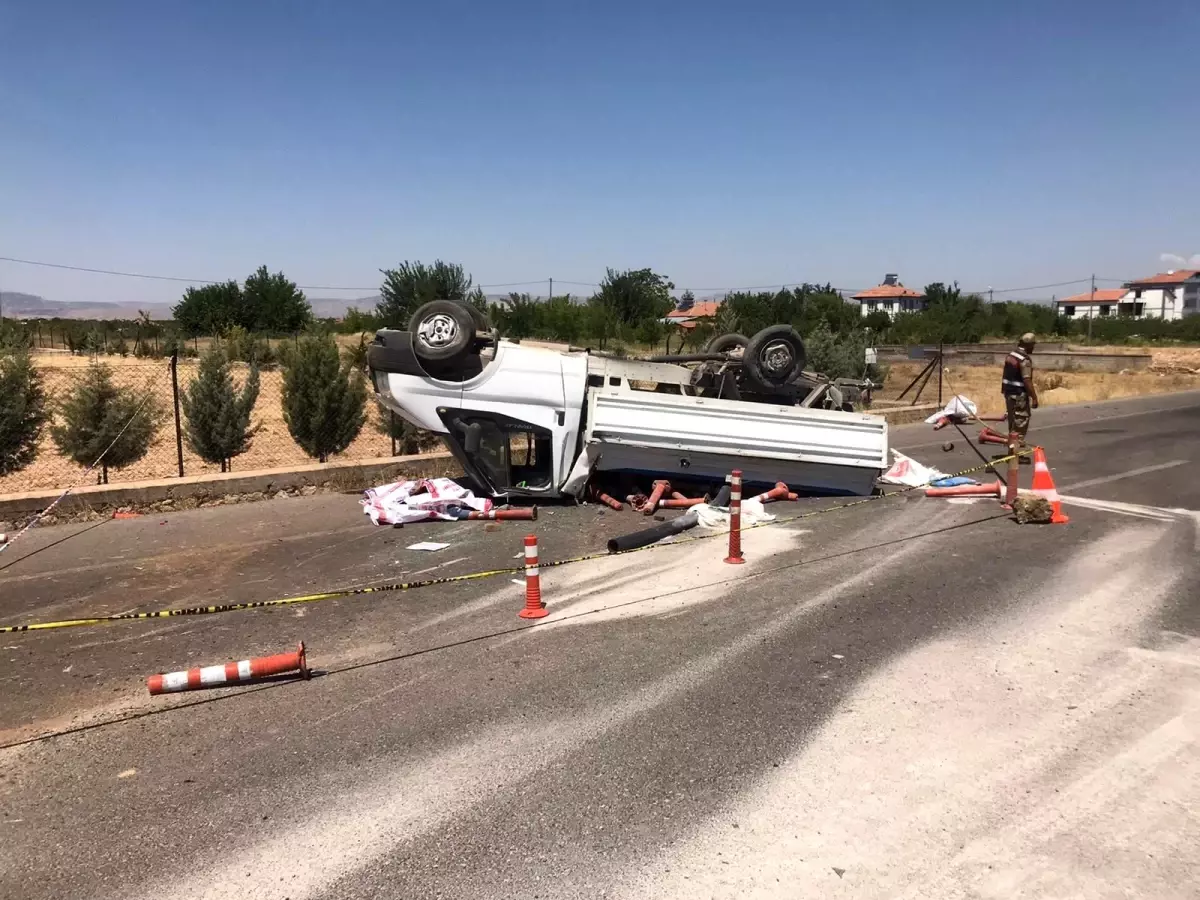 Son dakika haberi | Lastiği patlayan kamyonet bariyerlere çarpıp ters döndü: 1 ölü, 2 yaralı