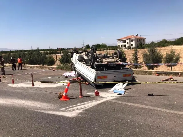 Son dakika! Lastiği patlayan kamyonet bariyerlere çarpıp ters döndü: 1 ölü, 2 yaralı