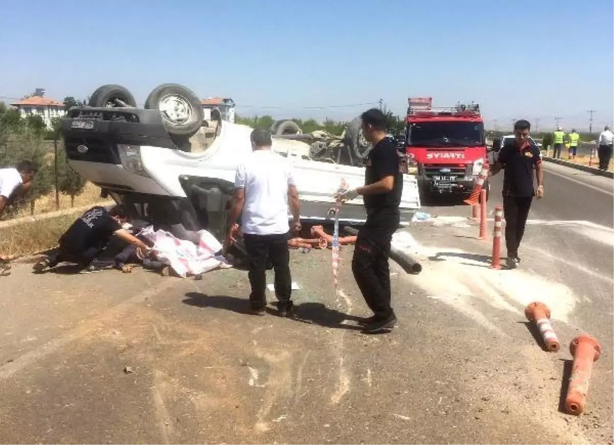 Malatya'da refüje çarpan kamyonet ters döndü: 1 ölü, 2 yaralı