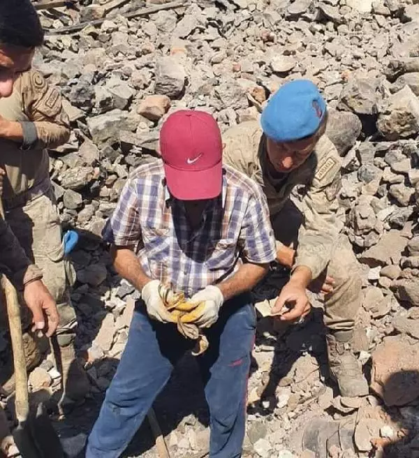 Mehmetçik, yangında evi yıkılan vatandaşın altınlarını bulup teslim etti