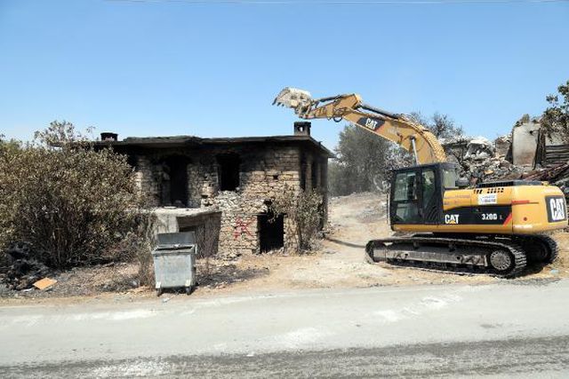 Mehmetçik, yangında evi yıkılan vatandaşın altınlarını bulup teslim etti