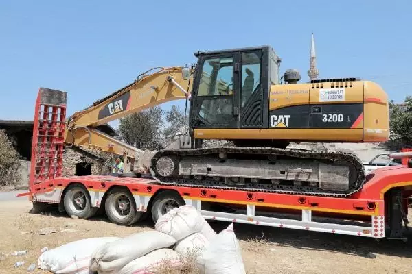 Mehmetçik, yangında evi yıkılan vatandaşın altınlarını bulup teslim etti