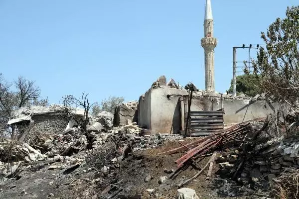 Mehmetçik, yangında evi yıkılan vatandaşın altınlarını bulup teslim etti