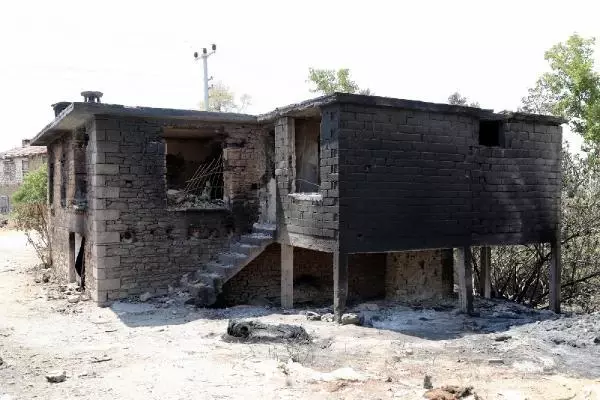 Mehmetçik, yangında evi yıkılan vatandaşın altınlarını bulup teslim etti