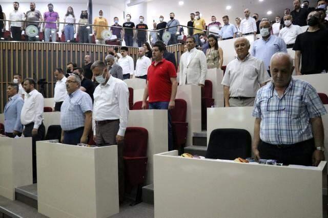 Tanju Özcan gündemden düşmüyor! 'Cumhurbaşkanı gibi mi yapayım' diyerek AK Partili meclis üyelerine çay fırlattı Tanju Özcan gündemden düşmüyor! 'Cumhurbaşkanı gibi mi yapayım' diyerek AK Partili meclis üyelerine çay fırlattı