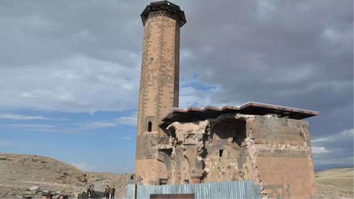 UNESCO listesinde yer alan ve Anadolu'nun ilk Türk camisi olarak bilinen Ebul Menuçehr Cami'nde ezan sesi yankılandı
