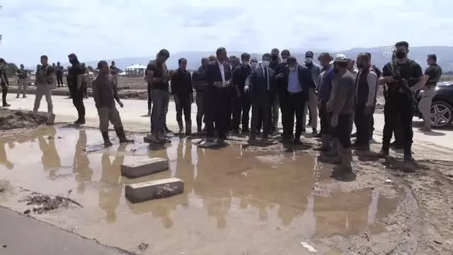 Son dakika: Vali Akbıyık, selin zarara neden olduğu bölgelerde incelemelerde bulundu