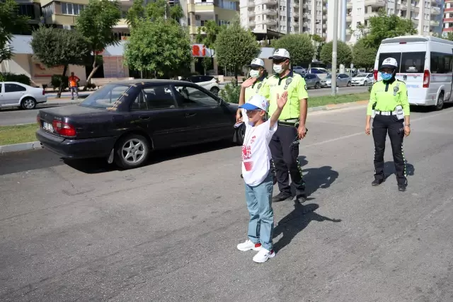 Trafik polisliğine özenen çocuğa uygulama noktasında temsili görev