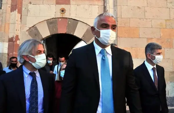 Bakan Ersoy: Nefsimizi ikna etme derdine düşmeden hakikati aramakla yükümlüyüz