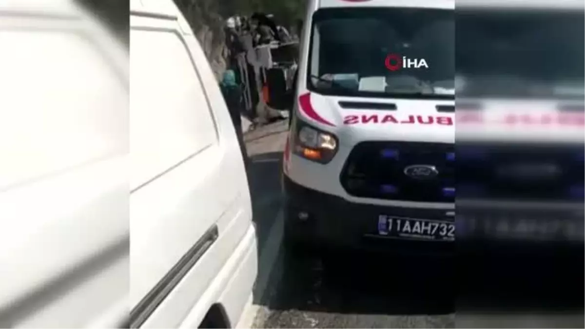 Bilecik'te virajı alamayan tır devrildi