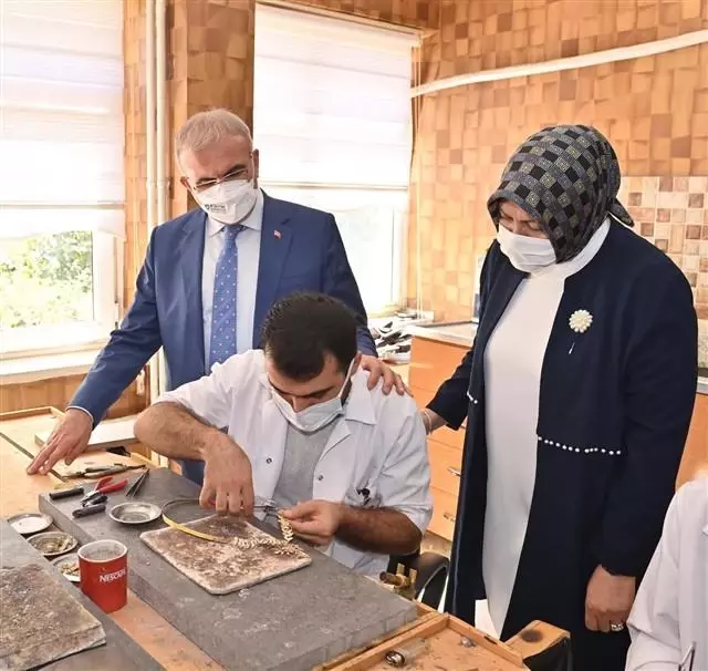 Diyarbakır Valisi Münir Karaloğlu, Olgunlaşma Enstitüsü'nü ziyaret etti
