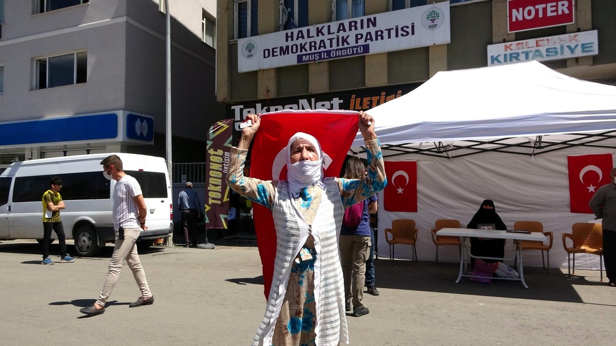 Evlat nöbetindeki anne, teslim olan 3 kişi için Türk bayrağıyla halay çekti - Vimarsana News