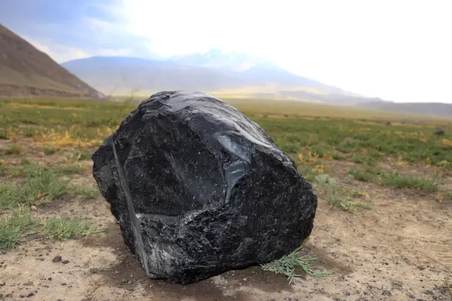 Göktaşı olduğuna inandığı taşı noterde kendi adına tescillettirdi