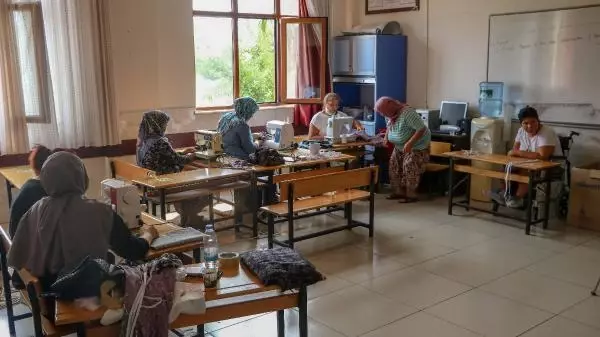 Son dakika haberleri | GÖNÜLLÜ KADINLAR SINIFLARI ATÖLYEYE ÇEVİRİP, YANGIN BÖLGESİ İÇİN ŞALVAR DİKİYOR