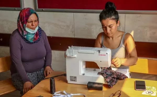 Son dakika haberleri | GÖNÜLLÜ KADINLAR SINIFLARI ATÖLYEYE ÇEVİRİP, YANGIN BÖLGESİ İÇİN ŞALVAR DİKİYOR