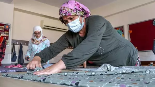 Son dakika haberleri | GÖNÜLLÜ KADINLAR SINIFLARI ATÖLYEYE ÇEVİRİP, YANGIN BÖLGESİ İÇİN ŞALVAR DİKİYOR