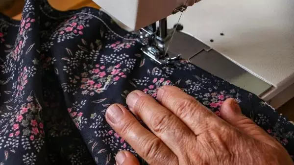 Son dakika haberleri | GÖNÜLLÜ KADINLAR SINIFLARI ATÖLYEYE ÇEVİRİP, YANGIN BÖLGESİ İÇİN ŞALVAR DİKİYOR