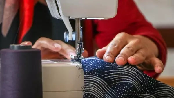 Son dakika haberleri | GÖNÜLLÜ KADINLAR SINIFLARI ATÖLYEYE ÇEVİRİP, YANGIN BÖLGESİ İÇİN ŞALVAR DİKİYOR