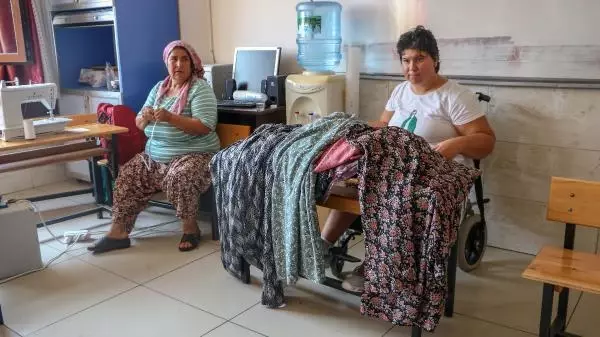 Son dakika haberleri | GÖNÜLLÜ KADINLAR SINIFLARI ATÖLYEYE ÇEVİRİP, YANGIN BÖLGESİ İÇİN ŞALVAR DİKİYOR