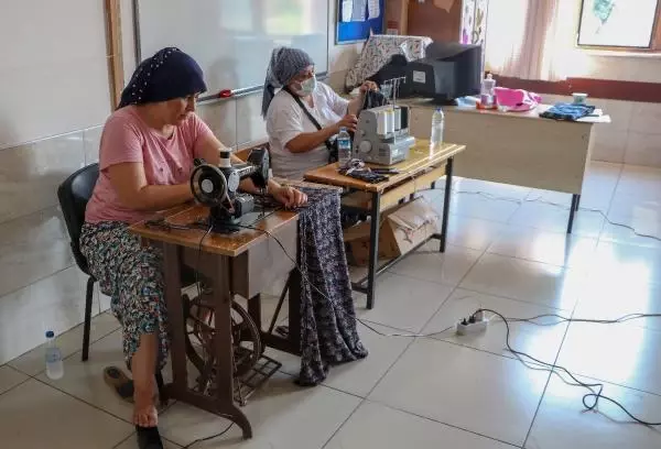 Son dakika haberleri | GÖNÜLLÜ KADINLAR SINIFLARI ATÖLYEYE ÇEVİRİP, YANGIN BÖLGESİ İÇİN ŞALVAR DİKİYOR
