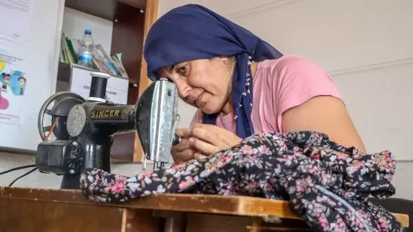 Son dakika haberleri | GÖNÜLLÜ KADINLAR SINIFLARI ATÖLYEYE ÇEVİRİP, YANGIN BÖLGESİ İÇİN ŞALVAR DİKİYOR