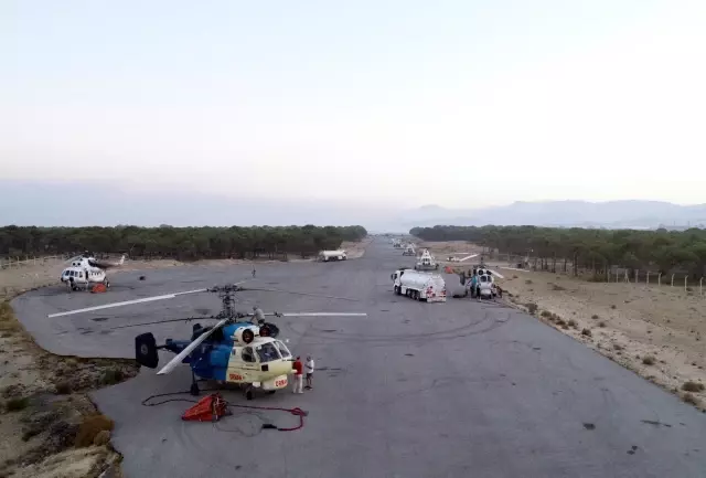 Son dakika haber... Hava araçları yangınları söndürmek için sabahın ilk ışıklarıyla havalanıp gün batımında piste dönüyor (1)