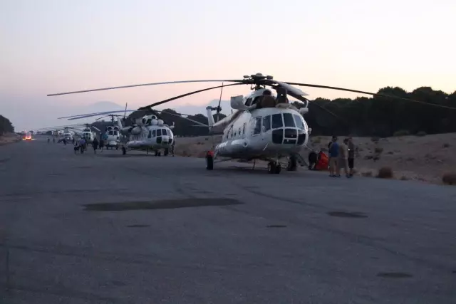 Son dakika haber... Hava araçları yangınları söndürmek için sabahın ilk ışıklarıyla havalanıp gün batımında piste dönüyor (1)