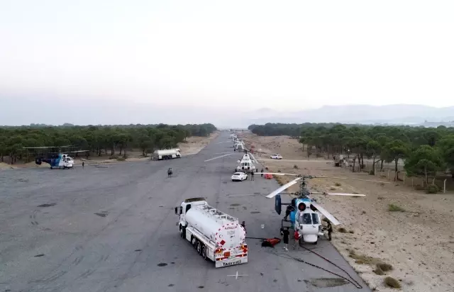 Son dakika haber... Hava araçları yangınları söndürmek için sabahın ilk ışıklarıyla havalanıp gün batımında piste dönüyor (1)