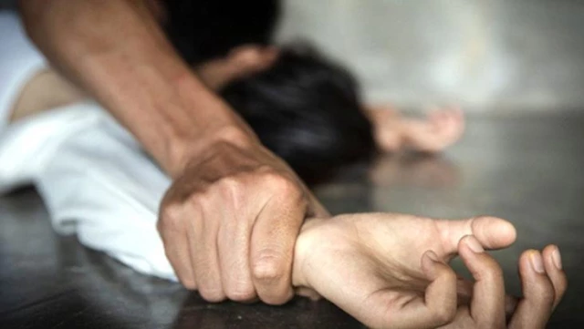 Hindistan'da 9 yaşındaki kız çocuğuna tecavüz savı ortalığı karıştırdı! Öldürdükten sonra yakmışlar