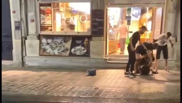 İstiklal Caddesi'nde bayanlar saç saça baş başa girdi, bir erkek hengameyi ayırmak yerine yumruklarla saldırdı