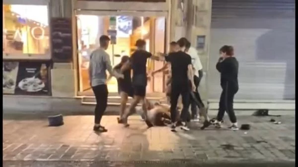 İstiklal Caddesi'nde bayanlar saç saça baş başa girdi, bir erkek hengameyi ayırmak yerine yumruklarla saldırdı