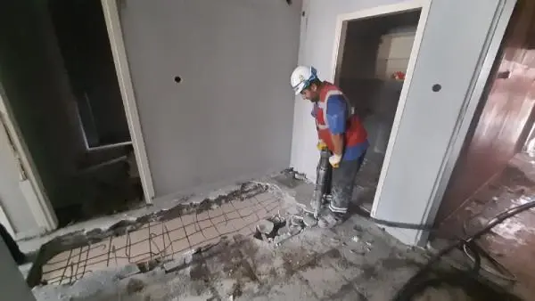 İzmit'te 22 yıldır korku yaratan binanın yıkımına başlandı