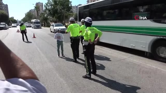Bayan şoförün kızdığı çocuk trafik polisi oldu
